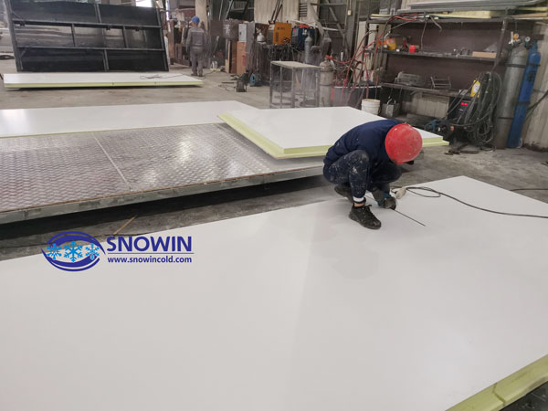 assemble-reefer-truck-box-steps-6